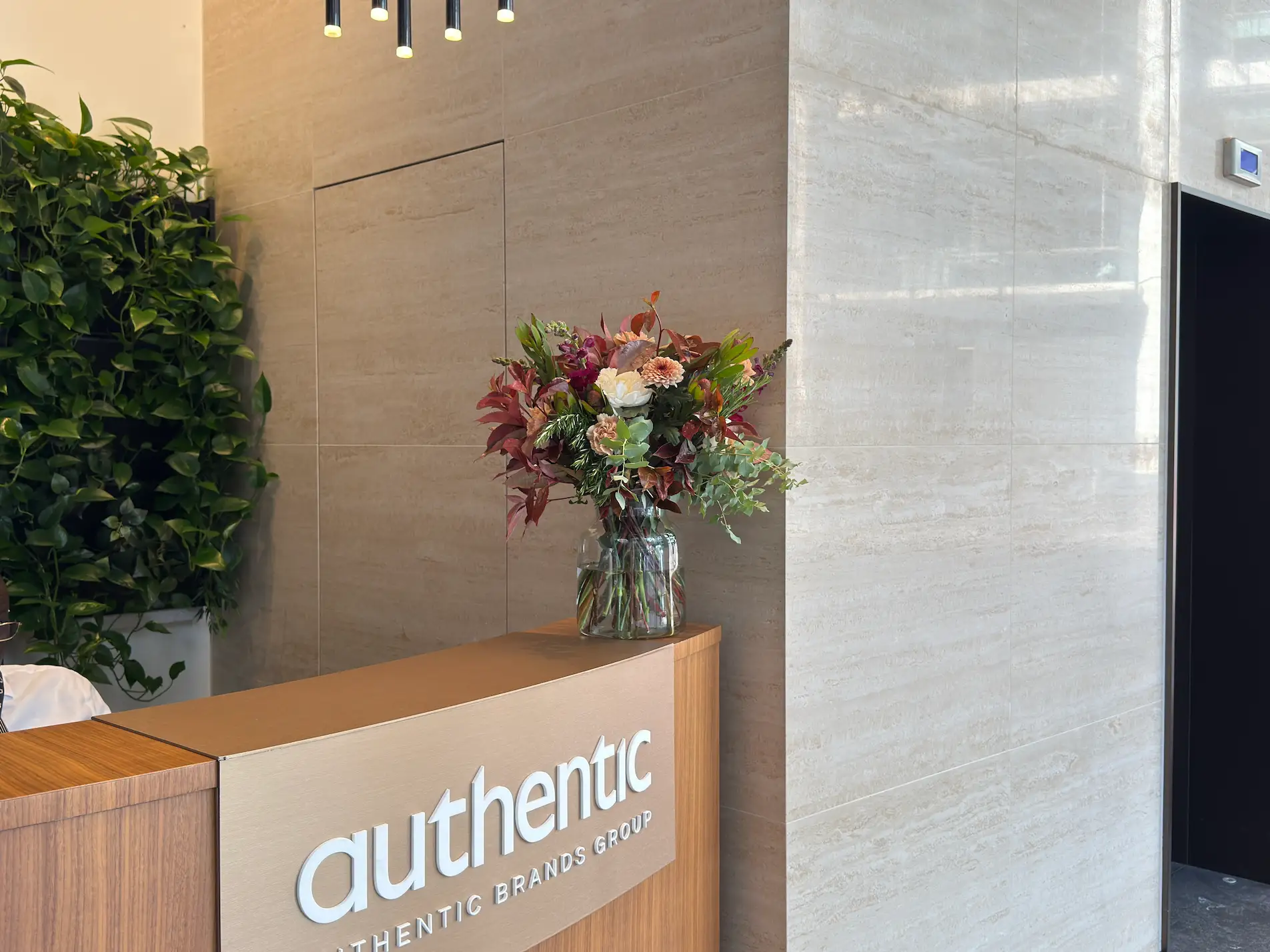 Weekly flower subscription arrangement by Fior di Vita London